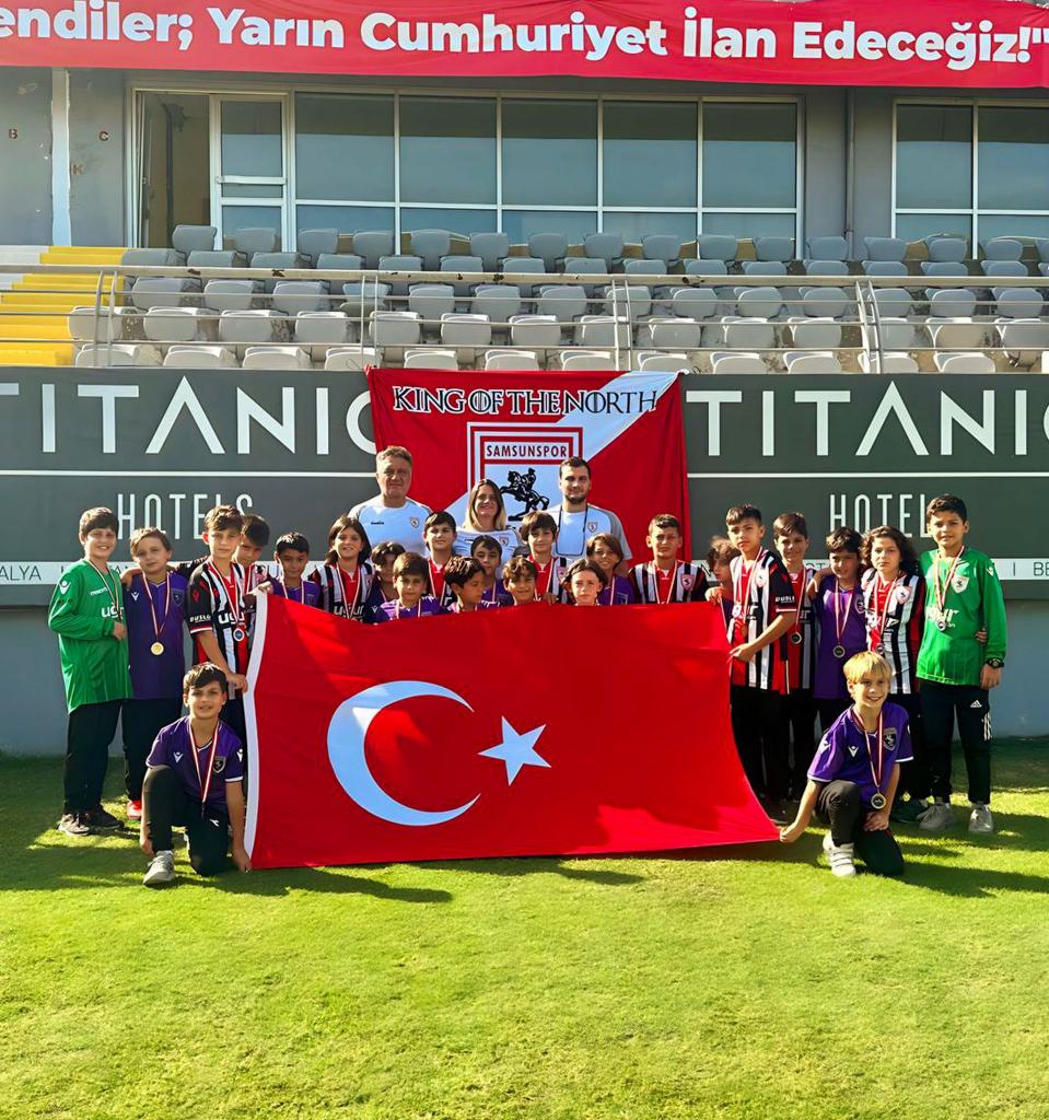 KÜÇÜK DEV ADAMLAR ÇİFTE KUPA İLE DÖNÜYOR