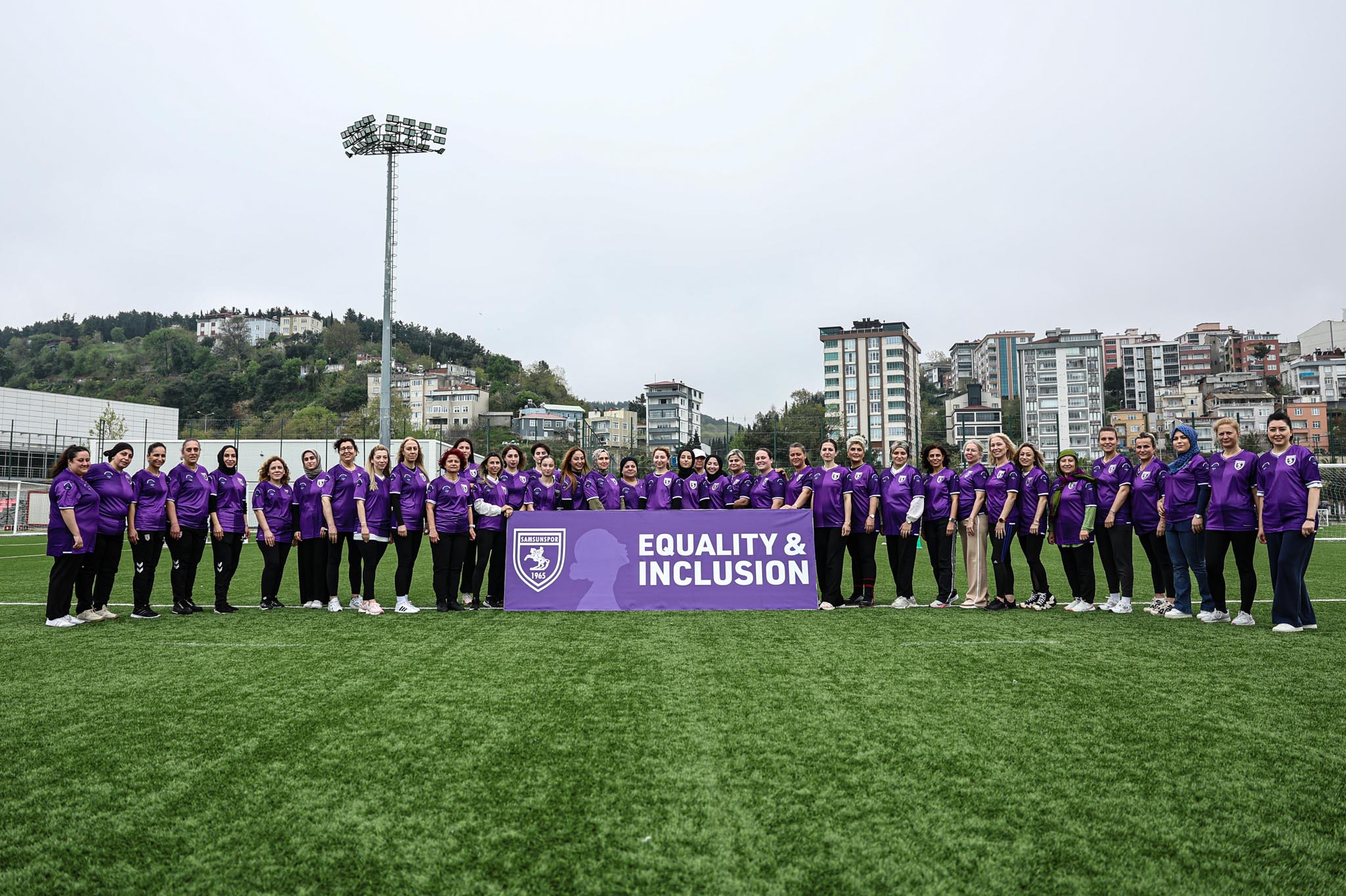 ANNELER GÜNÜ’NDE SAHADAN YÜKSELEN GÜÇLÜ MESAJ: MOR FORMA İLE 102 KADIN FUTBOLLA BULUŞTU