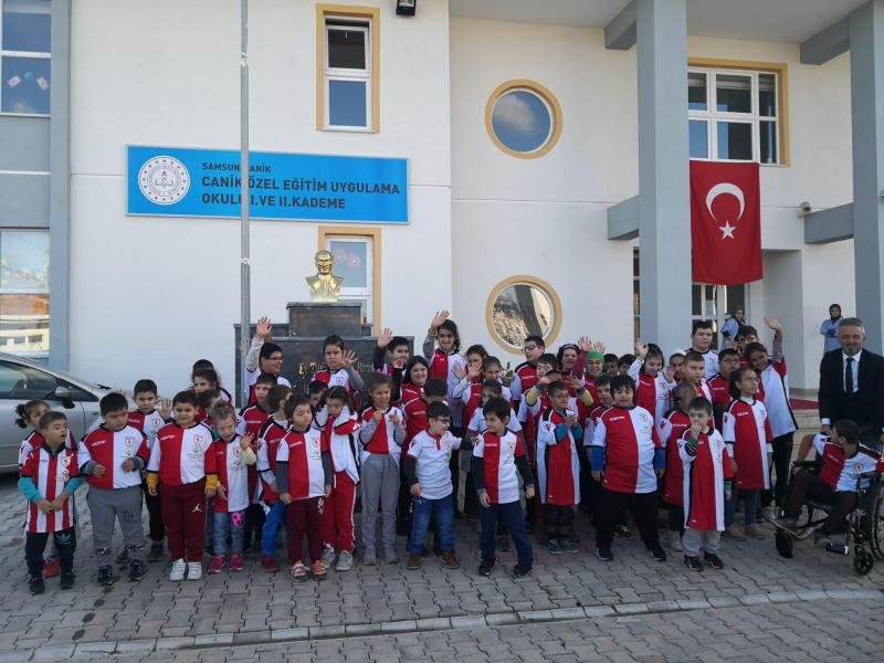 GARİP-ZEYCAN YILDIRIM VAKFI’NDAN OTİZMLİ ÇOCUKLARA SAMSUNSPOR FORMASI