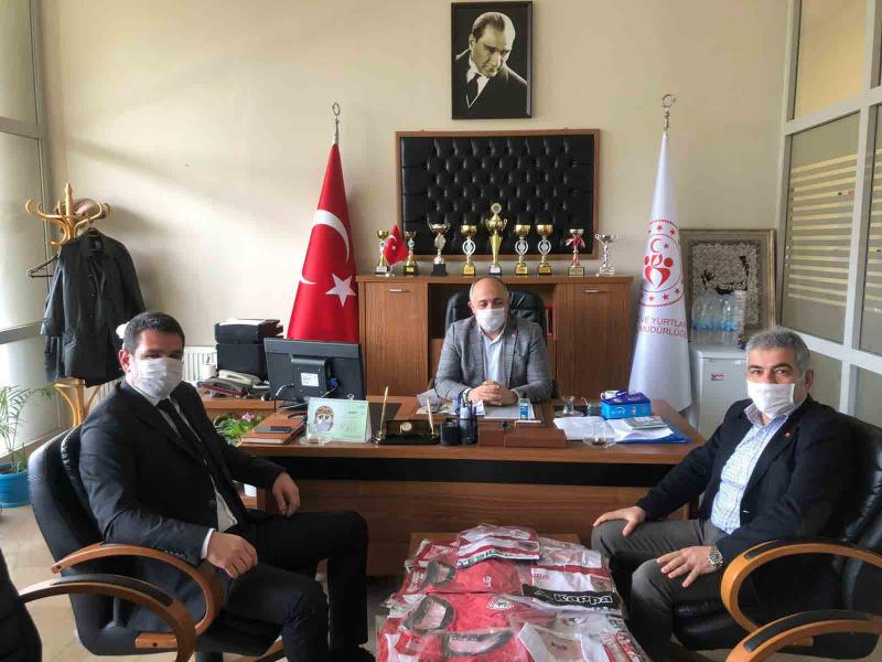 KARANTİNA ALTINDAKİ ÖĞRENCİLERE SAMSUNSPOR FORMASI
