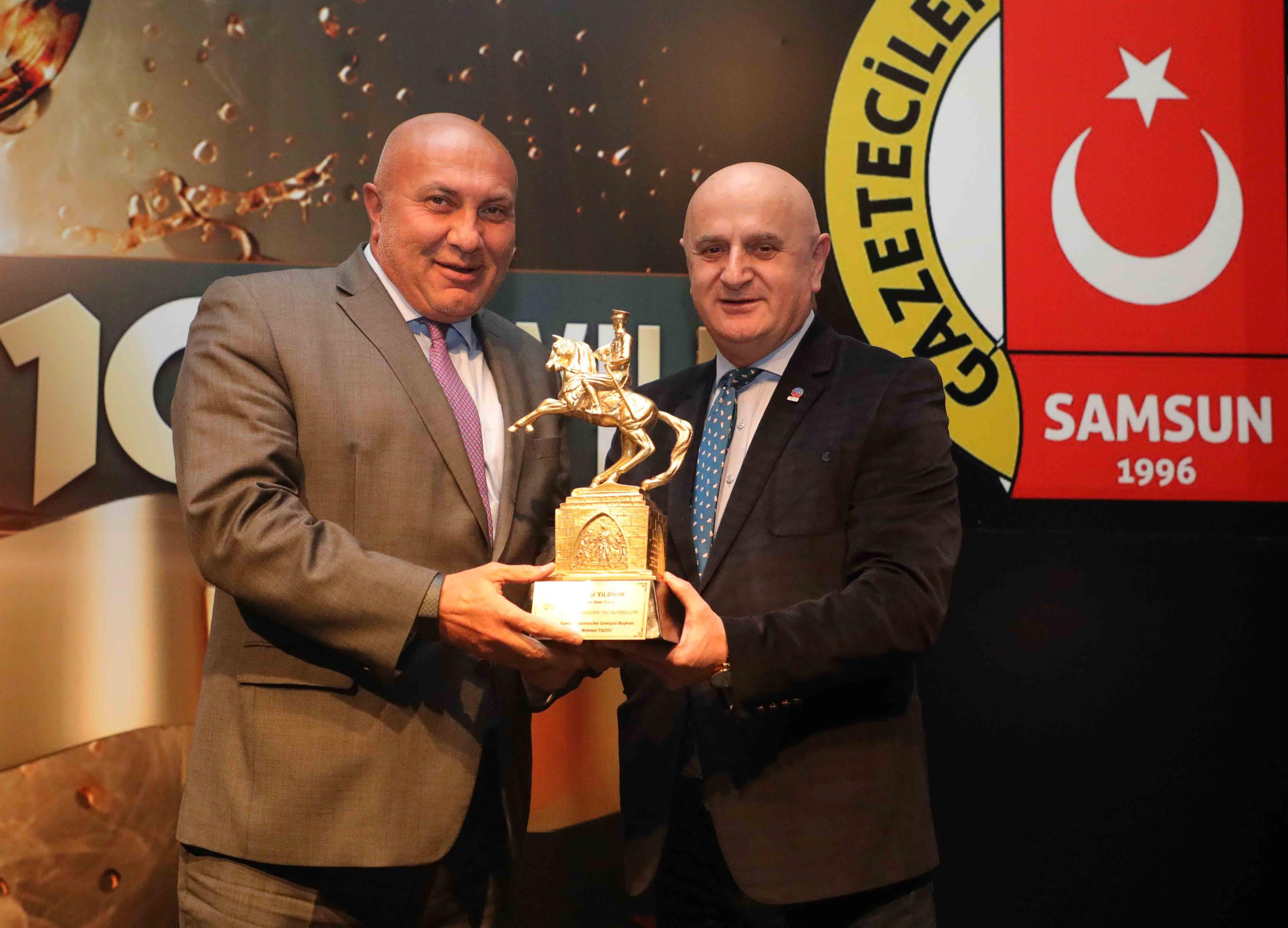 BAŞKANIMIZ YÜKSEL YILDIRIM’A GAZETECİLERDEN ONUR ÖDÜLÜ