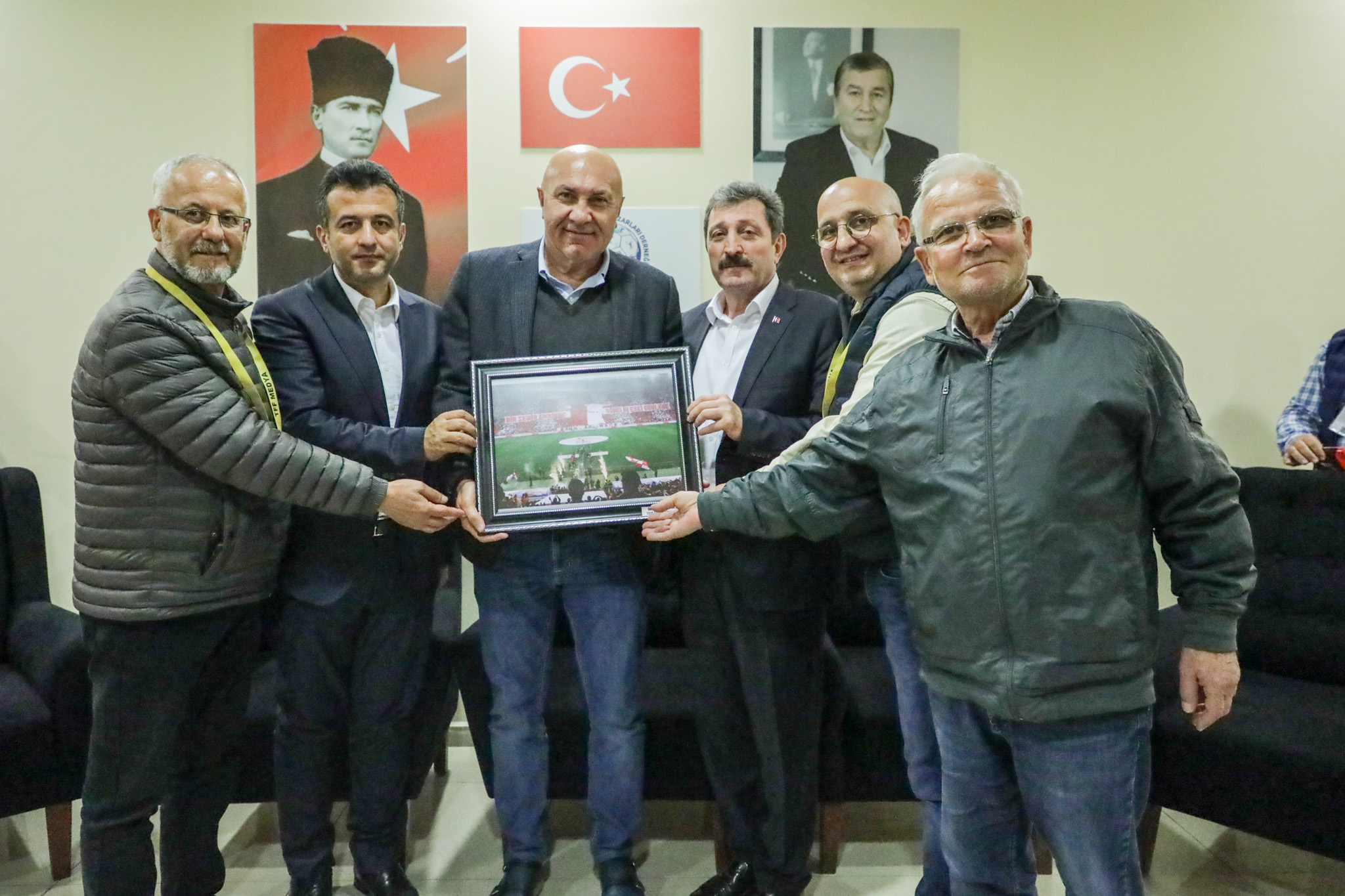 BAŞKANIMIZ YÜKSEL YILDIRIM’A ANLAMLI HEDİYE