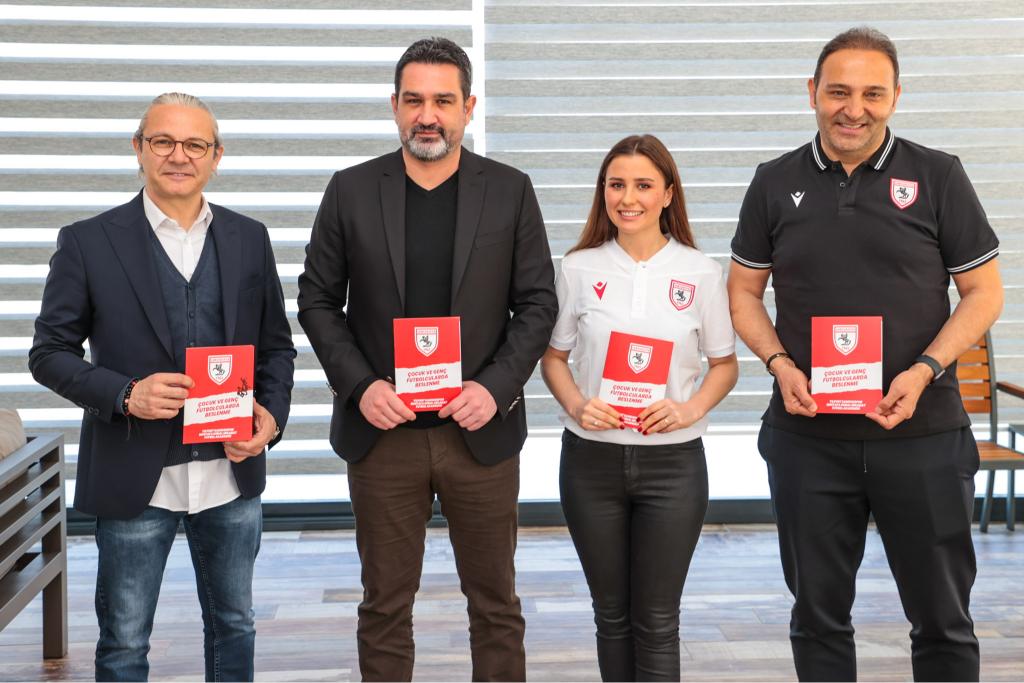 DİYETİSYENİMİZ ‘ÇOCUK VE GENÇ FUTBOLCULARDA BESLENME’ İSİMLİ KİTABINI BASINA TANITTI