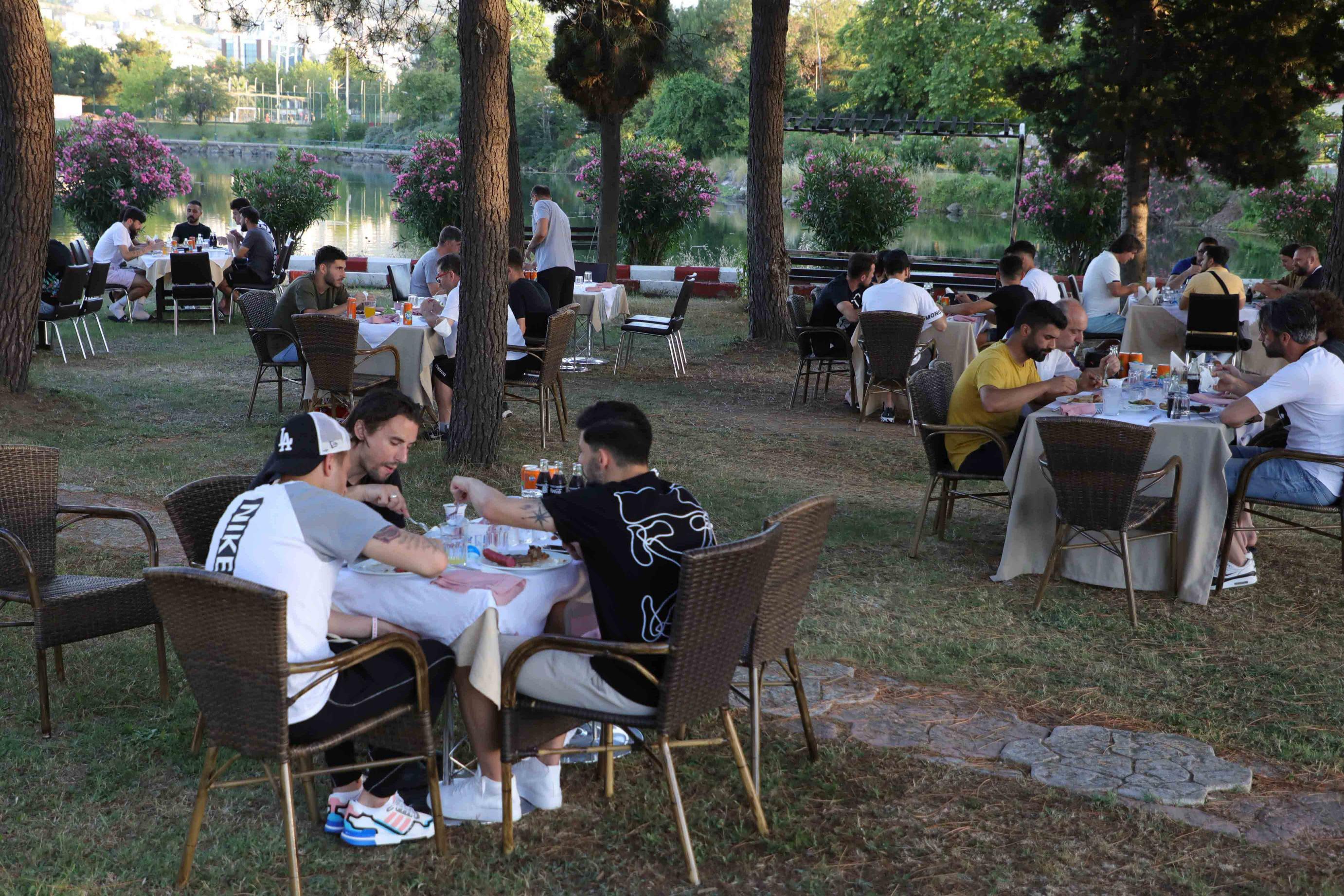 TAKIMIMIZ BARBEKÜ PARTİSİ YAPTI