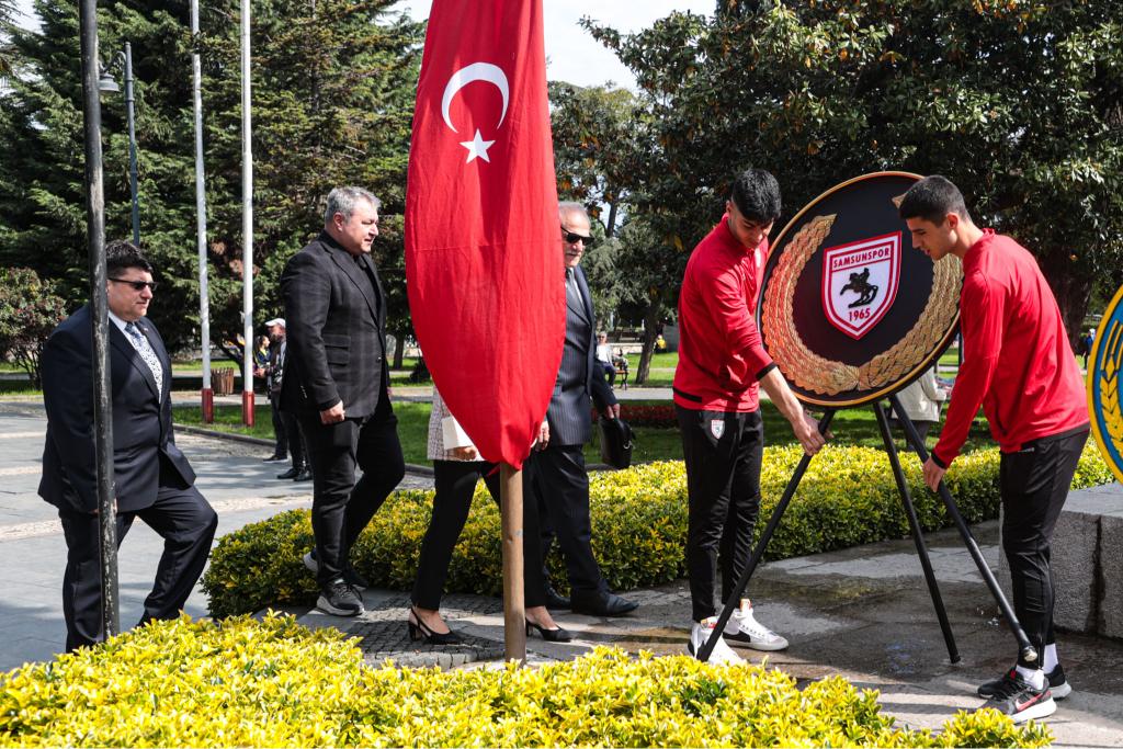 KULÜBÜMÜZ ANITA ÇELENK BIRAKTI