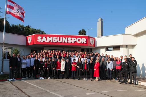 KULÜP ÇALIŞANLARIMIZ YENİ YILI PASTA KESİMİ İLE KUTLADI